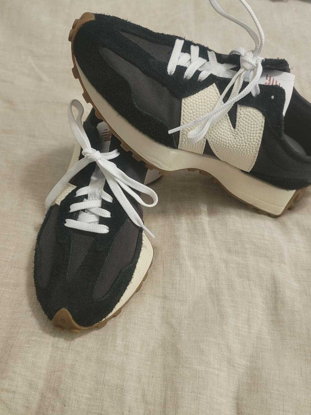 New Balance Men’s Black and White Retro Runner Sneakers Womans 327 - Picture 2 of 8